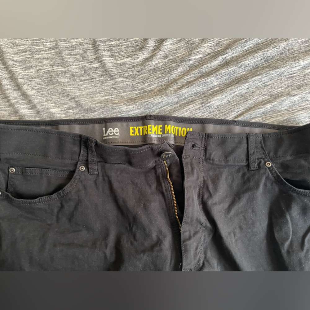 Lee Men’s Extreme Motion, Straight Fit, Tapered Leg, size 42 x 30, Black